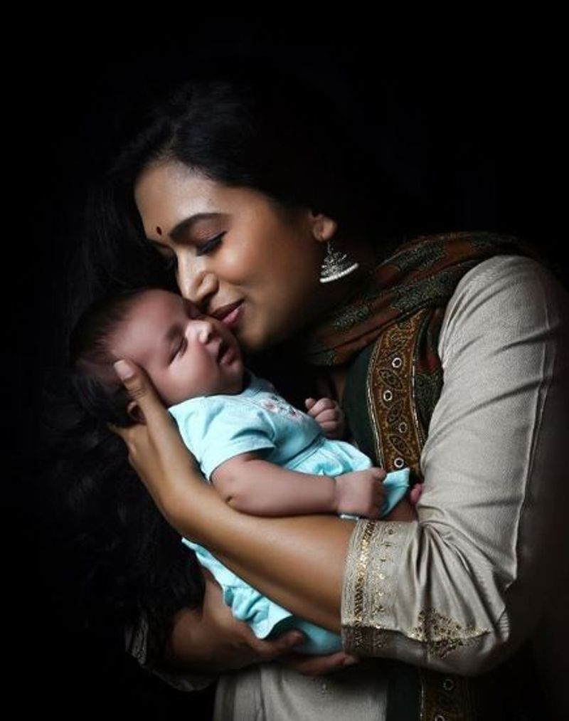 Kannada actress Shwetha Srivatsav and daughter ashmitha photo shoot