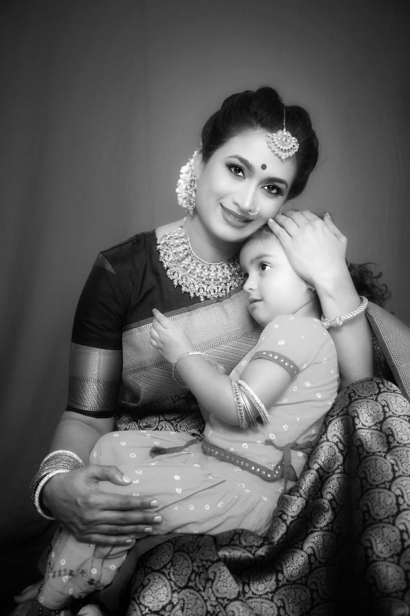 Kannada actress Shwetha Srivatsav and daughter ashmitha photo shoot
