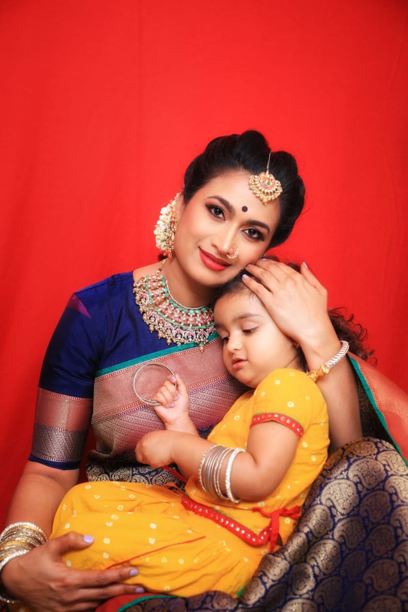 Kannada actress Shwetha Srivatsav and daughter ashmitha photo shoot
