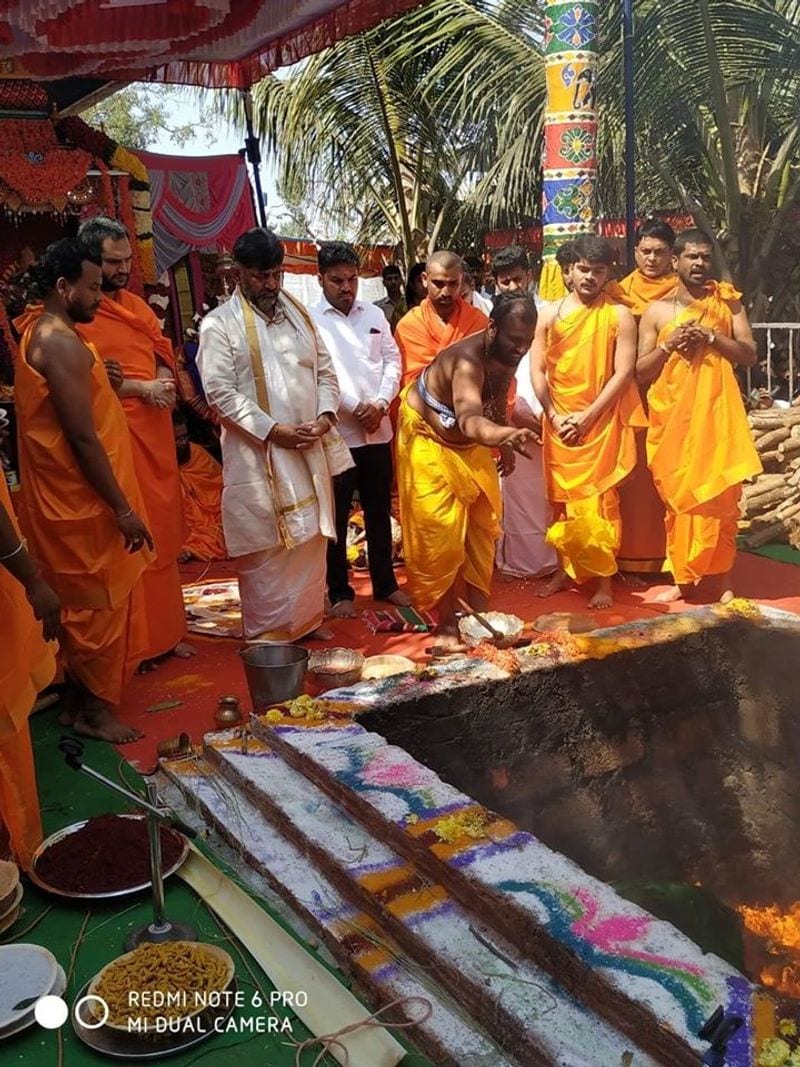DK Shivakumar and His Mother Gowramma offers special pooja for KPCC President Post