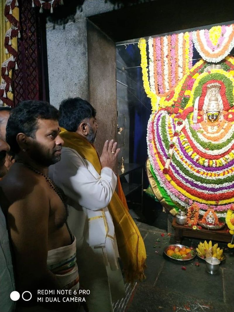 DK Shivakumar and His Mother Gowramma offers special pooja for KPCC President Post