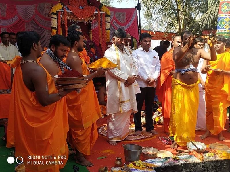 DK Shivakumar and His Mother Gowramma offers special pooja for KPCC President Post