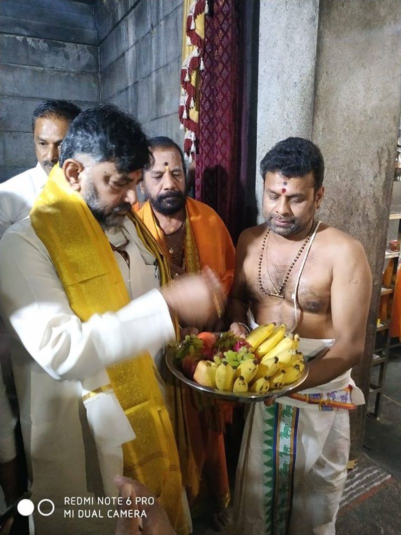 DK Shivakumar and His Mother Gowramma offers special pooja for KPCC President Post