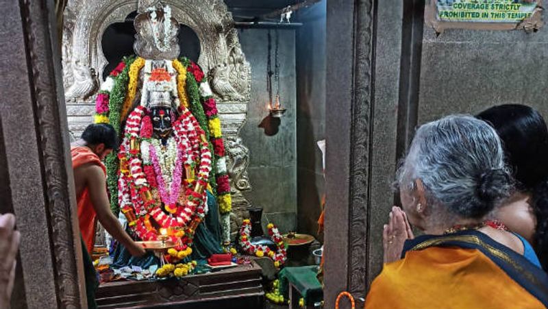 DK Shivakumar and His Mother Gowramma offers special pooja for KPCC President Post