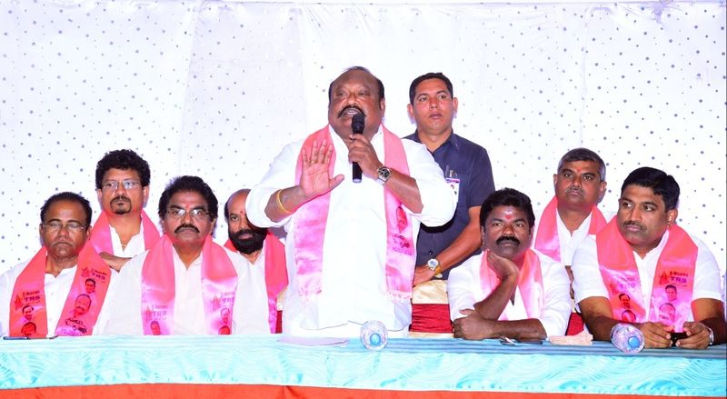 <p>షర్మిల మూలాలను కూడా ప్రశ్నిస్తున్నారు. ఆంధ్ర మూలాలు ఉన్న షర్మిల తెలంగాణలో పార్టీ పెట్టడమేమిటనే ప్రశ్న తలెత్తుతోంది. తెలంగాణ మంత్రి గంగుల కమలాకర్ ఆ విషయంపై ధాటిగానే వ్యాఖ్యలు చేశారు. జగన్ వదిలిన బాణం ఇప్పుడు వస్తుందని, ఆ తర్వాత జగన్, చంద్రబాబు వస్తారని ఆయన అన్నారు. వరుసగా షర్మిలపై ఆ విధమైన వ్యాఖ్యలు చేసిన గంగుల కమలాకర్ ఆ తర్వాత మౌనం వహించారు. ఆయన షర్మిలపై మౌనం వహించడానికి కారణమేమిటనేది స్పష్టంగా తెలియడం లేదు. </p>