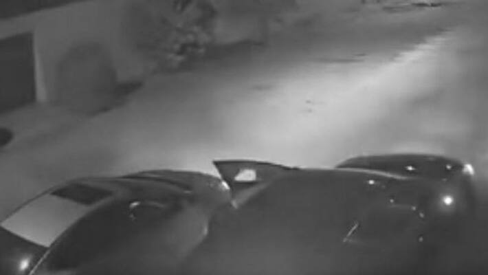thieves rob car by smashing window cctv visuals from saudi arabia thieves rob car by smashing window cctv visuals from saudi arabia