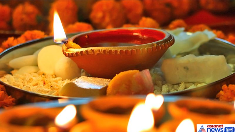 ವಾಸ್ತವವಾಗಿ ದೀಪದ ಬೆಳಕಿನಲ್ಲಿ ಭಗವಂತನೆ ಇರುತ್ತಾನೆ ಮತ್ತು ಅಗ್ನಿ ಪಂಚ ತತ್ವಗಳಲ್ಲಿ ಒಂದು ಅಂಶ. ಇಂತಹ ಪರಿಸ್ಥಿತಿಯಲ್ಲಿ ದೇವರನ್ನು ಪೂಜಿಸುವಾಗ ದೀಪವನ್ನು ಹಚ್ಚುವುದ್ರಿಂದ ಎಲ್ಲಾ ತೊಂದರೆ, ದುಃಖ, ಕತ್ತಲೆ ದೂರ ಆಗುತ್ತದೆ. 