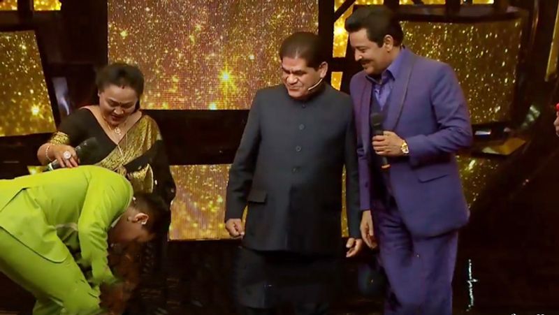 আবার নেহার মায়ের পা ছুঁয়েও 'মাম্মিজি' বলতে শোনা যায় আদিত্যকে। রিয়্যালিটি শো-এর মঞ্চে পুরো ঘটনাটি ঘটেছে। এবং বিয়ের তারিখও এই মঞ্চেই চূড়ান্ত হয়েছে। হিমেশও নেহাকে শুভেচ্ছাবার্তা জানিয়েছেন।