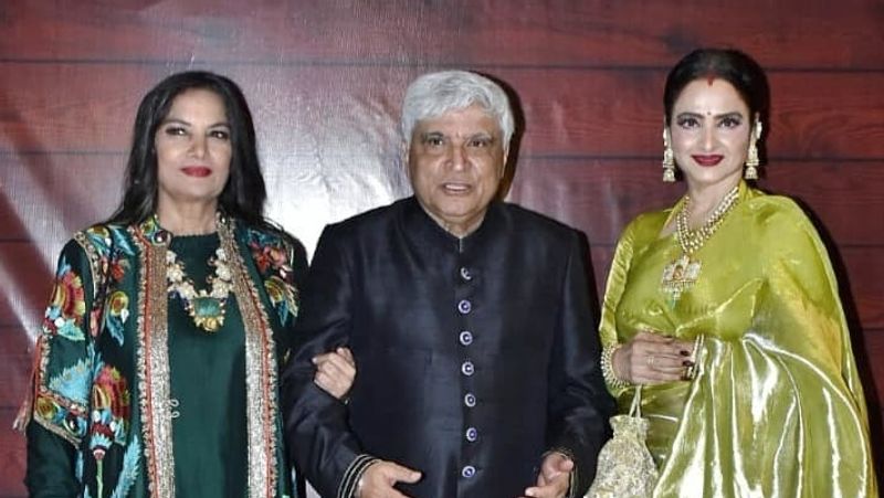 জন্মদিনে বিশেষ বিশেষ সেলিব্রেশনে সস্ত্রীক পোজ দিয়ে ছবি তুললেন জাভেদ আখতার। তাঁর জন্মদিন উপলক্ষ্যে সোশ্যাল মিডিয়ায় শুভেচ্ছাবার্তার ঝড় ওঠে দুদিন ব্যাপী।