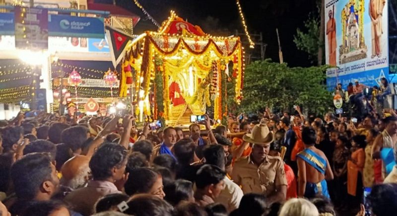 ಅದಮಾರು ಪಟ್ಟದ ದೇವರ ಮೆರವಣಿಗೆಯಲ್ಲಿ ಭಾಗಿಯಾದ ಭಕ್ತರು