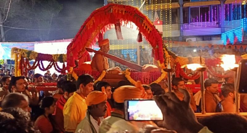 ಪರ್ಯಾಯದ ವಿಶೇಷ ಕ್ಷಣಗಳನ್ನು ಮೊಬೈಲ್ಗಳಲ್ಲಿ ಸೆರೆ ಹಿಡಿಯುತ್ತಿರುವ ಭಕ್ತರು