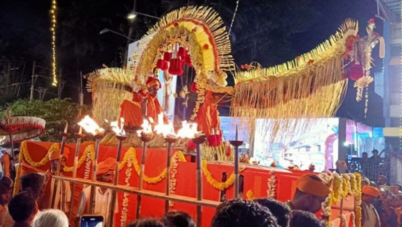 ಮೇನೆಯನ್ನು ತೆಂಗಿನ ಗರಿಗಳಿಂದ ವಿಶಿಷ್ಟವಾಗಿ ಅಲಂಕರಿಸಿರುವುದು.