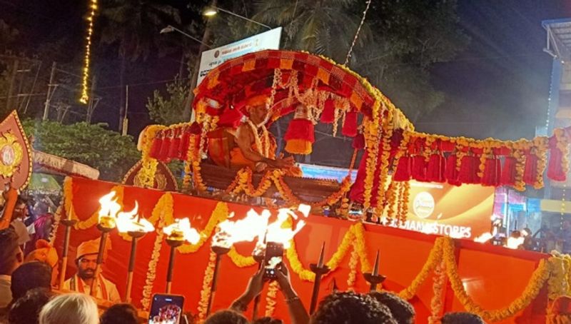 ಮೇನೆಯ ಸುತ್ತ ಬೆಂಕಿಯ ಜ್ವಾಲೆಯನ್ನು ಹಿಡಿದಿರುವುದು.