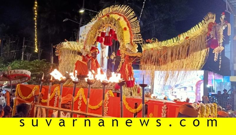 ಪೇಜಾವರ ಮಠದ ಶ್ರೀ ವಿಶ್ವಪ್ರಸನ್ನ ತೀರ್ಥ ಶ್ರೀಪಾದರು, ವಾಹನದಲ್ಲಿಟ್ಟ, ತೆಂಗಿನಗರಿಗಳಿಂದ ವಿಶೇಷವಾಗಿ ಅಲಂಕೃತ ಮೇನೆಯಲ್ಲಿ