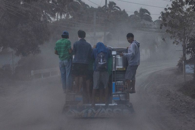 philippines taal vlovano eruptions photo story