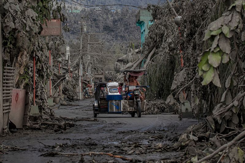 philippines taal vlovano eruptions photo story