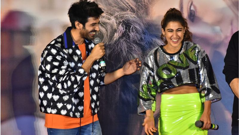Kartik aaryan touch Sara ali khan feet in love aajkal 2 trailor launching Event here is the reactions KPY