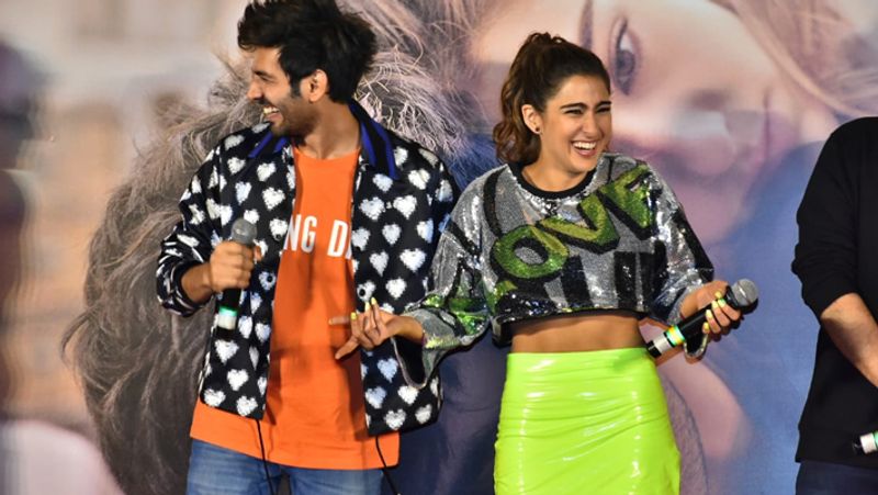 Kartik aaryan touch Sara ali khan feet in love aajkal 2 trailor launching Event here is the reactions KPY