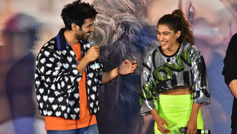 Kartik aaryan touch Sara ali khan feet in love aajkal 2 trailor launching Event here is the reactions KPY