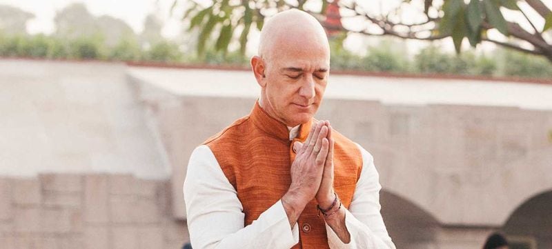 একেবারে নিচ থেকে শুরু
১৯৬৪ সালের ১২ জানুয়ারি নিউ মেক্সিকোর আলবুকার্ক নামে এক ছোট শহরে জন্মগ্রহণ করেছিলেন জেফ্রি প্রেস্টন জর্জেনসেন। বাবা ছিলেন টেড জর্জেনসেন, মা জ্যাকলিন গিস। পরে তাঁর বাবা-মা'র বিবাহ বিচ্ছেদ হয় এবং তাঁর মায়ের দ্বিতীয় স্বামী মিগুয়েল বেজোস তাঁকে দত্তক নিয়েছিলেন।
