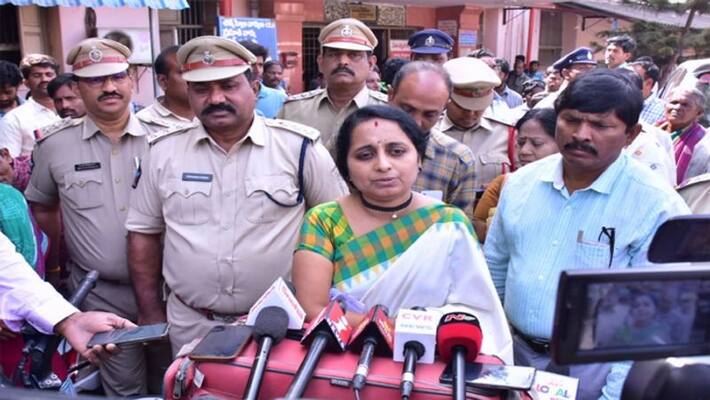 AP Woman Commission Member rajyalaxmi comforted the rape victim AP Woman Commission Member rajyalaxmi comforted the rape victim