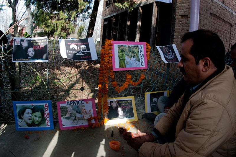 सुनंदा वशिष्ठ ने बताया था, ''मैं कश्मीर की अल्पसंख्यक हिंदू समुदाय से हूं। मैं यहां इसलिए बोल रही हूं क्यों कि मैं जिंदा हूं। मैं उस गिरिजा टिक्कू की बात कर रही हूं। वह सीधी साधी लैब असिस्टेंट थी। वह उतनी खुशनसीब नहीं थी, जितनी मैं हूं। उसका अपहरण हुआ, गैंगरेप हुआ। उसे जिंदा आरी मशीन में दो टुकड़ों में काट दिया गया। उसका गुनाह सिर्फ उसका धर्म था।