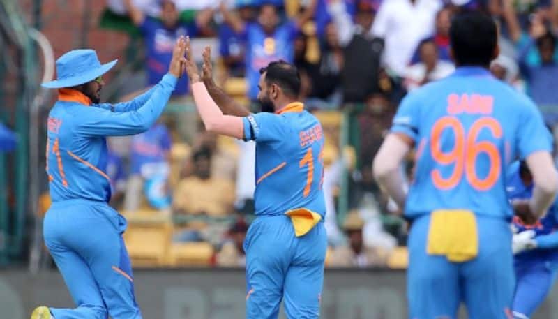australia lost two wickets in bengaluru odi vs india