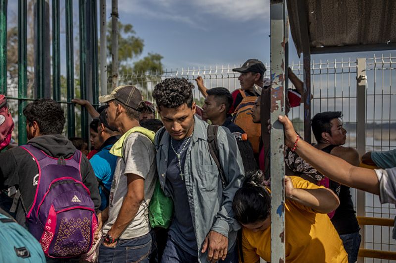 Mexico ready to offer work for refugees after american threat