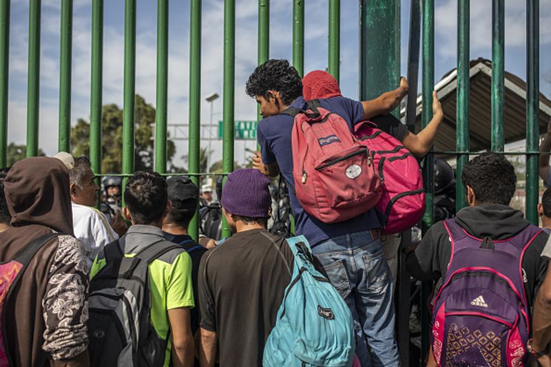 Mexico ready to offer work for refugees after american threat