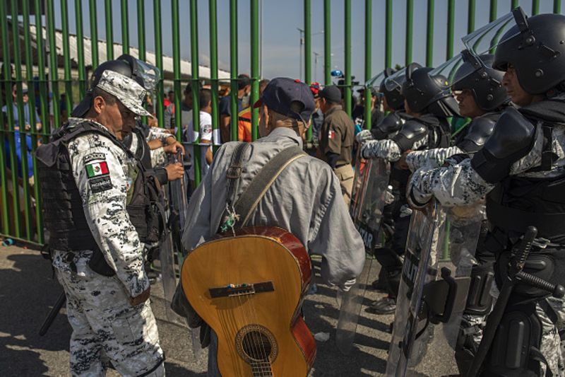 Mexico ready to offer work for refugees after american threat