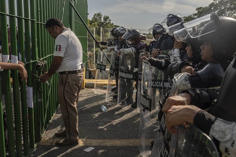 Mexico ready to offer work for refugees after american threat