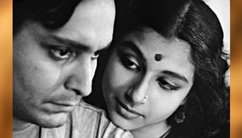 অপুর সংসারঃ ছবিটি মুক্তি পেয়েছিল ১৯৫৯ সালে। সত্যজিৎ রায় পরিচালিত এই ছবির মধ্যে দিয়েই পর্দায় হাতেখড়ি হয়েছিল সৌমিত্র চট্টোপাধ্যায়ের।