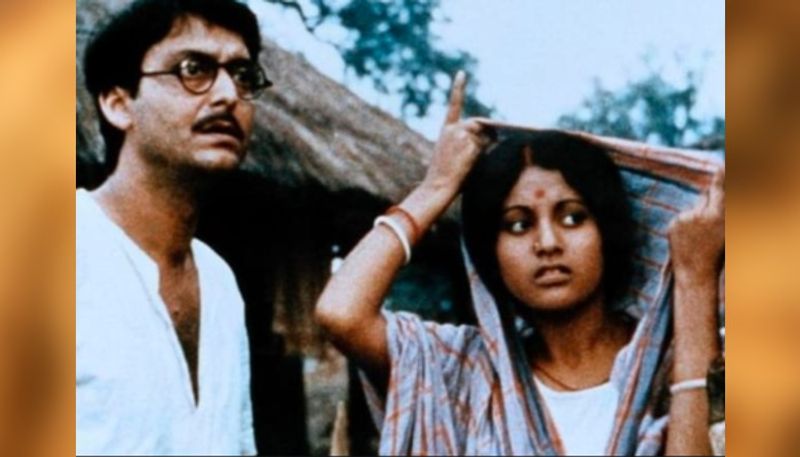 অশনি সংকেতঃ ছবিটি মুক্তি পেয়েছিল ১৯৭৩ সালে। এই ছবিটির পরিচালনাতেও ছিলেন সত্যজিৎ রায়। এক ভিন্নঘরানার চরিত্রে অভিনয় করে সকলের নজর কেড়েছিলেন সৌমিত্র চট্টোপাধ্যায়।