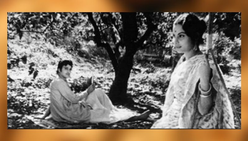 চারুলতাঃ ছবিটি প্রেক্ষাগৃহে মুক্তি পেয়েছিল ১৯৬৪ সালে। এই ছবিতে সৌমিত্র চট্টোপাধ্যায়ের বিপরীতে অভিনয় করেছিলেন মাধবী মুখোপাধ্যায়।