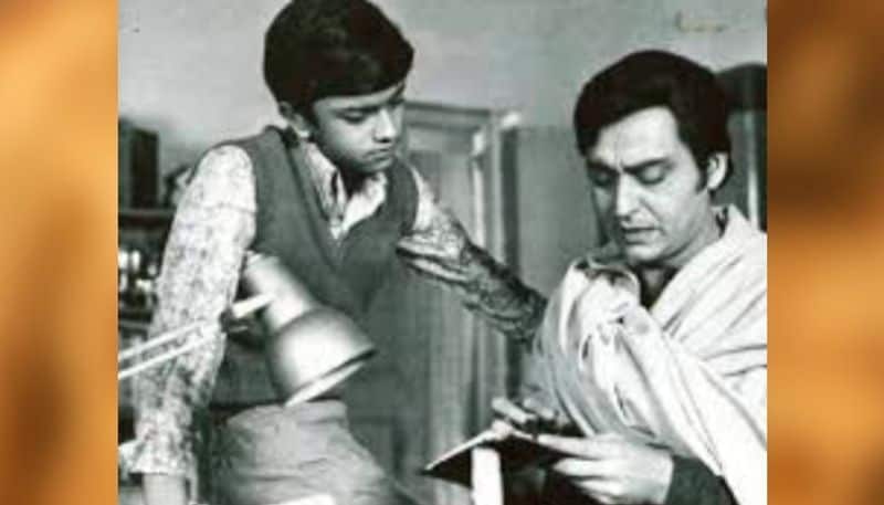 সোনার কেল্লাঃ ১৯৭৮ সালে মুক্তি পেয়েছিল এই ছবি। সৌমিত্র চট্টোপাধ্যায়কে এই ছবিতে দর্শকেরা পেয়েছিলেন ফেলুদার চরিত্রে। ছবির পরিচালনাতে ছিলেন সত্যজিৎ রায়।