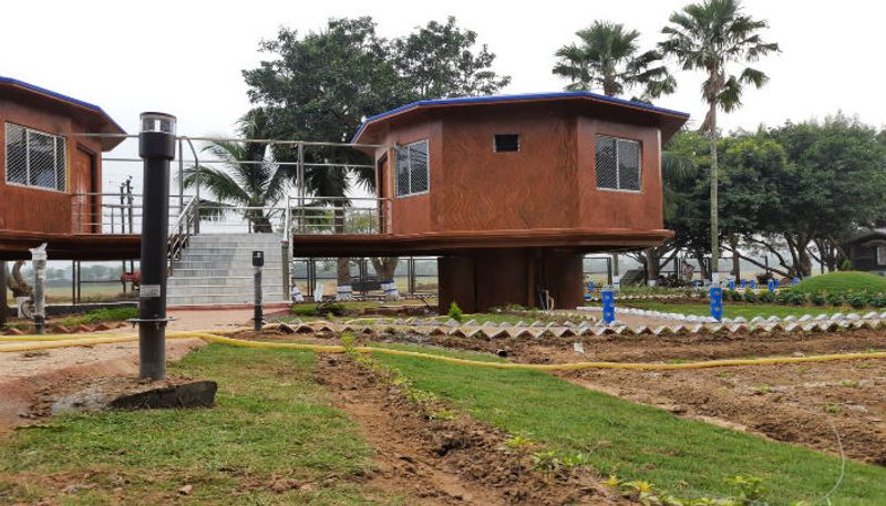 অনলাইনে বুকিং করা যাবে এই ট্রি হাউসগুলির। www.banphooltreehouse.com -এ গিয়ে ট্রি হাউজ এবং তাঁবুতে থাকার বুকিং করা যাবে।