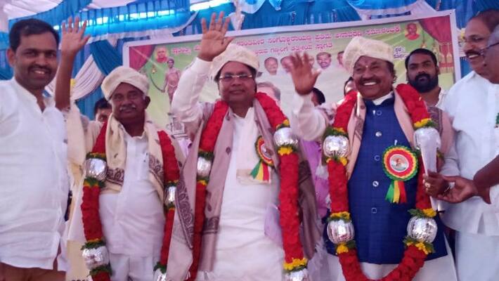 congress leader siddaramaiah and bjp ks eshwarappa and H Vishwanath on One Stage at Mysuru congress leader siddaramaiah and bjp ks eshwarappa and H Vishwanath on One Stage at Mysuru