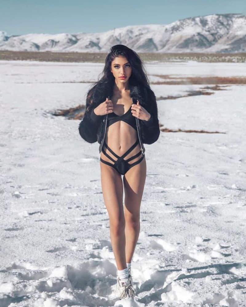 अलाना सोशल मीडिया अकाउंट में अपनी  हॉट और सेक्सी फोटोज को पोस्ट करती रहती हैं।