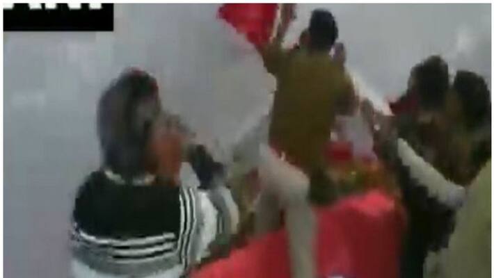 BJP-Congress workers clash in Bhopal BJP-Congress workers clash in Bhopal