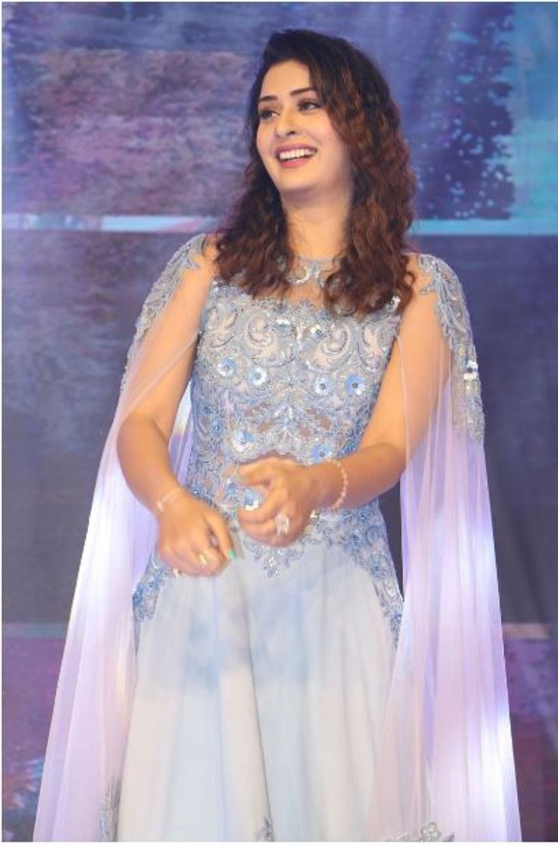 కుర్రకారుని ఫిదా చేస్తున్న నభా కూడా గ్లామర్ గా కనిపించింది.