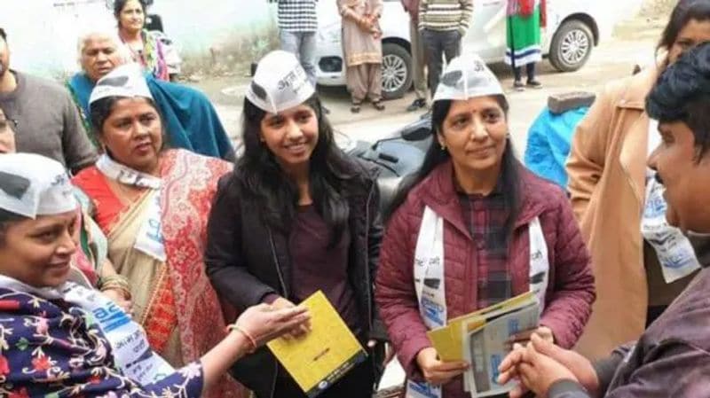 Delhi Election 2020 Arvind Kejriwal Nomination daughter harshita asking vote door to door campaign kpt