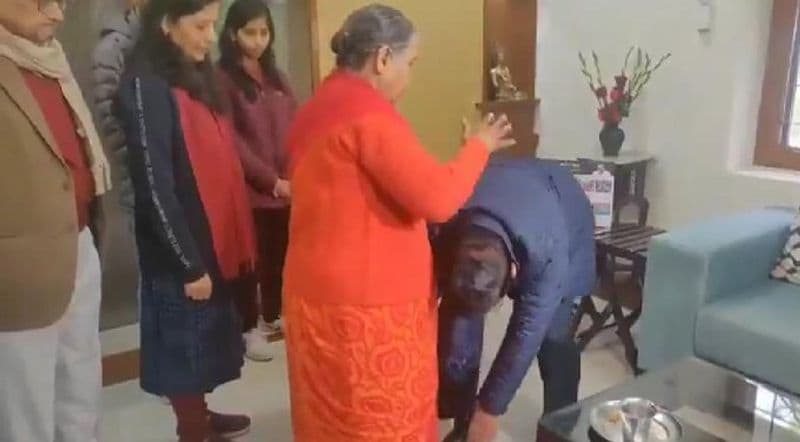 Delhi Election 2020 Arvind Kejriwal Nomination daughter harshita asking vote door to door campaign kpt