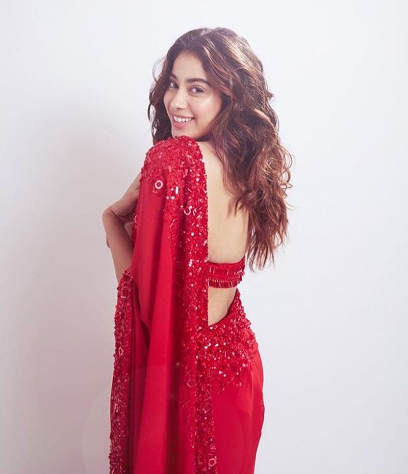 Janhvi Kapoor radiates beauty and elegance even in this simple