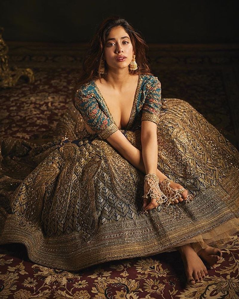 Janhvi Kapoor radiates beauty and elegance even in this simple