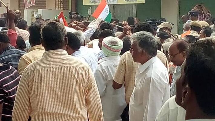 Amaravati Farmers lathicharged at AP secretariat Amaravati Farmers lathicharged at AP secretariat