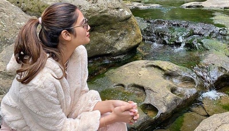 কিছুদিন আগেই মেঘালয়ের মৌলিনলঙ্গে স্বামী নিখিলকে নিয়ে একান্তে বেড়াতে গিয়েছিলেন। এশিয়ার সবথেকে পরিস্কার গ্রাম হিসেবেই এর পরিচিতি রয়েছে এই গ্রামের।