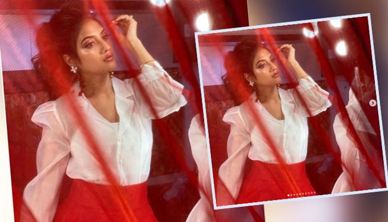 নিজের লালপর্দার আড়ালে রেখে এক মোহের আবহ তৈরি করেছে নুসরত।