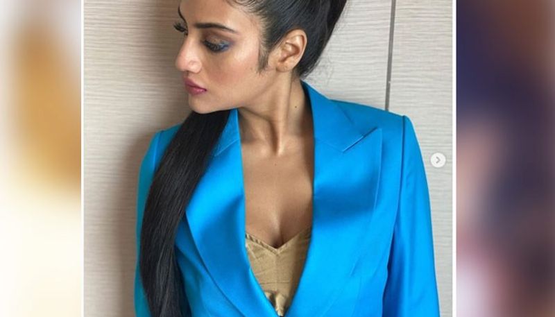শরীরী ভঙ্গিমায় একের পর এক ছবিতে ভাইরাল হয়েছে নেটদুনিয়া।