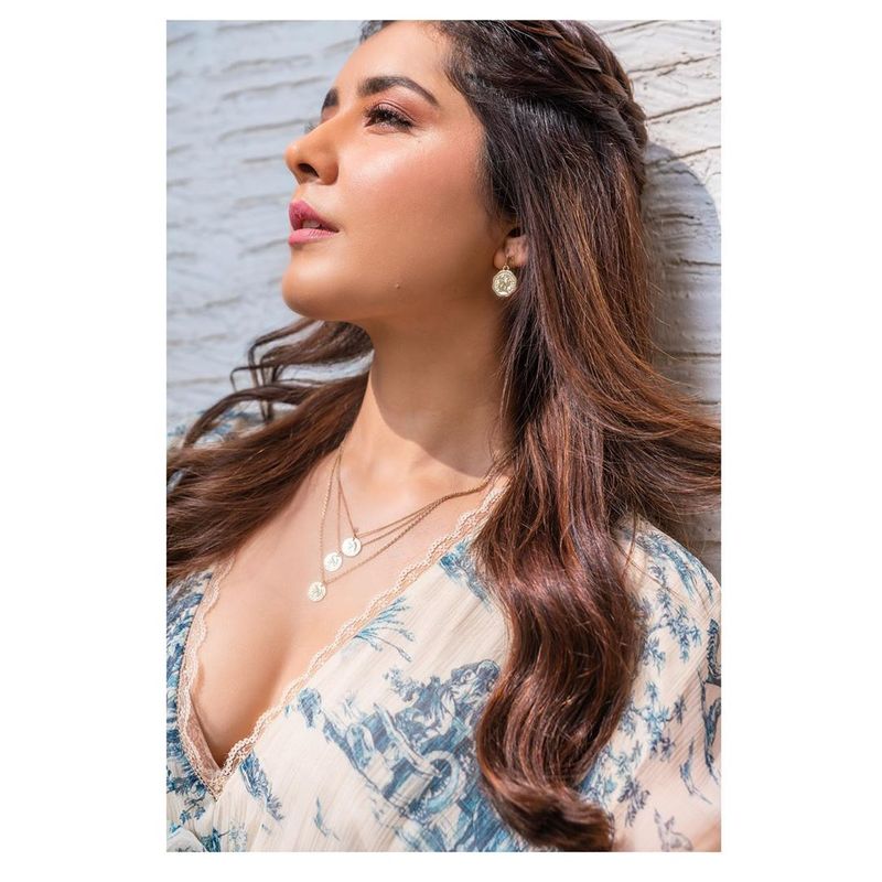 Heroine Raashi Khanna Stunning pics goes viral