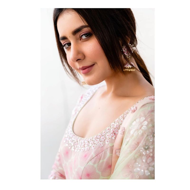 Heroine Raashi Khanna Stunning pics goes viral